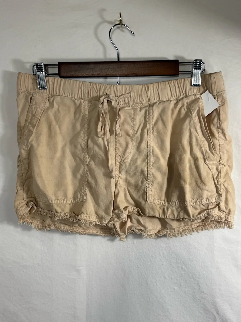 Bella Dahl Frayed Beige Pocket Shorts